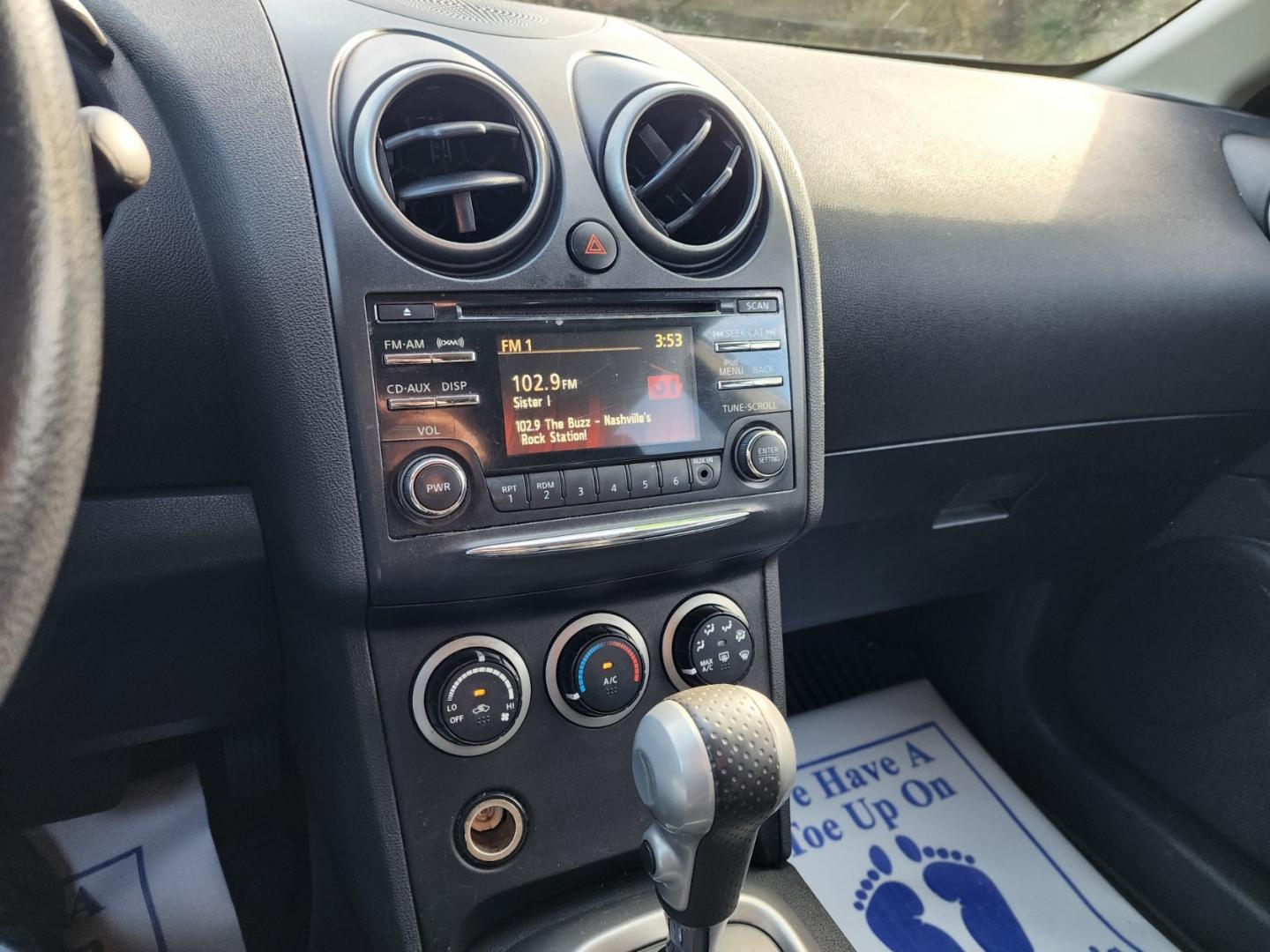 2012 WHITE /Black Nissan Rogue S AWD (JN8AS5MV9CW) with an 2.5L L4 DOHC 16V engine, Continuously Variable Transmission transmission, located at 1221 Madison St., Shelbyville, TN, 37160, (931) 680-9439, 0.000000, 0.000000 - Photo#6